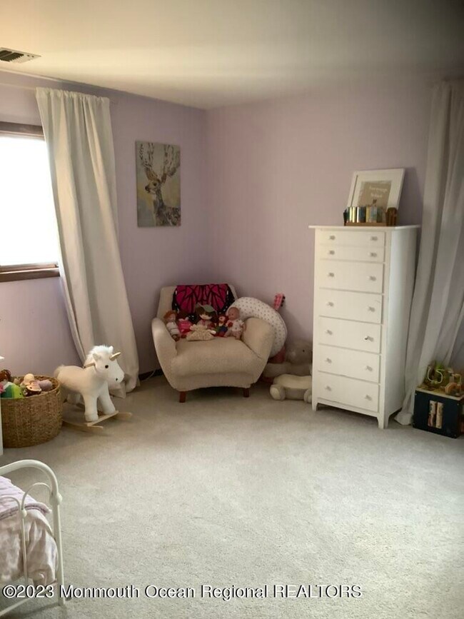 Building Photo - 13 Lawrence Dr