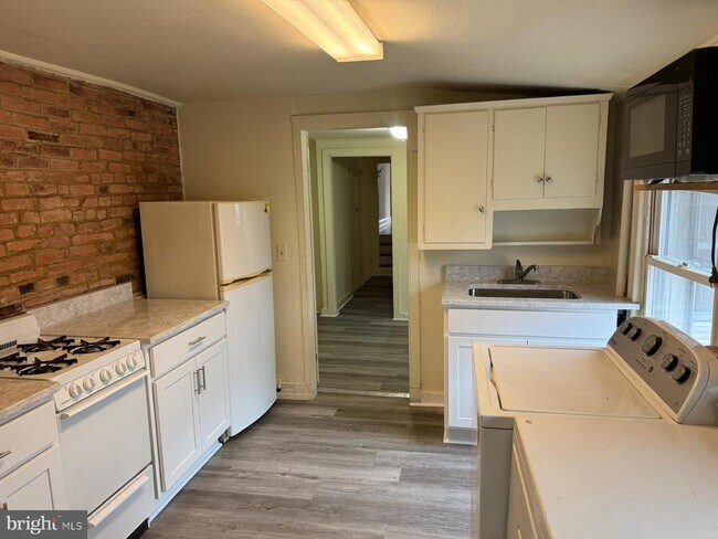 Building Photo - 230 W Lafayette Ave