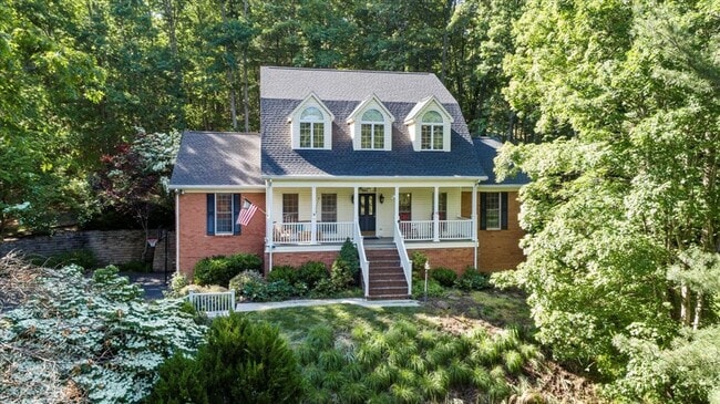 Building Photo - Five Bedroom Home