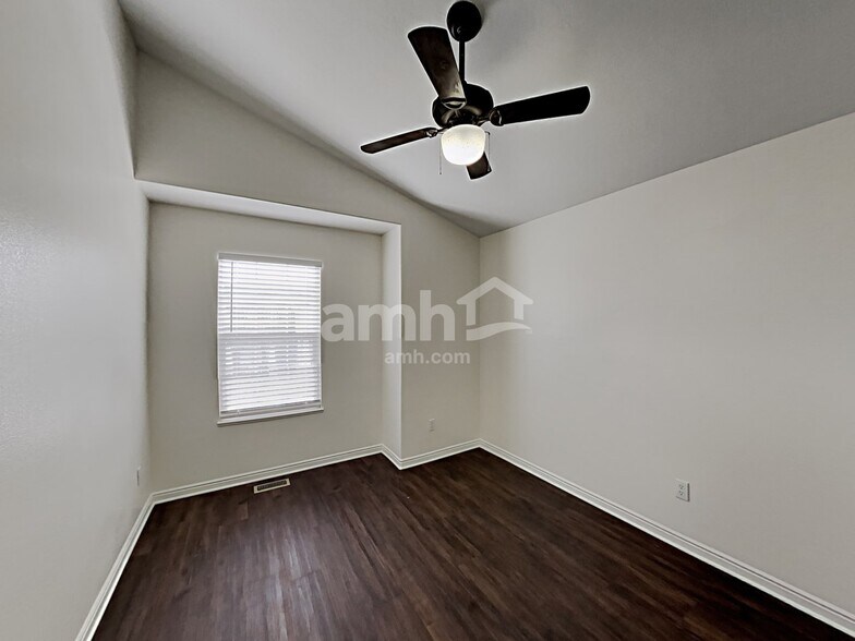 Building Photo - 7506 Addison Ave