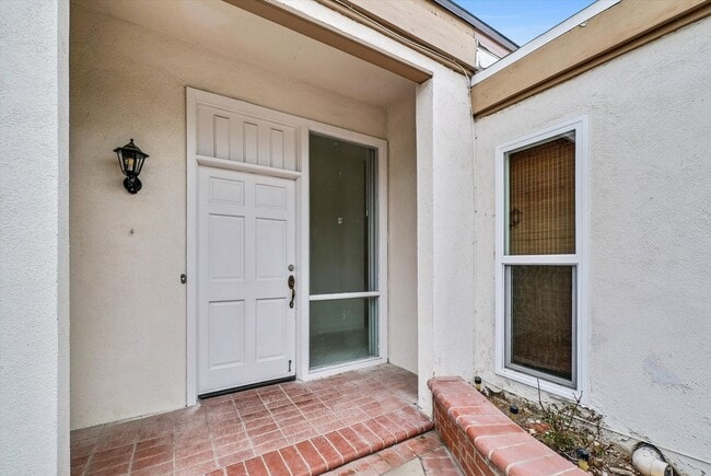 Building Photo - "Rare Single-Story Remodel: Modern 3BR End-Unit in University Park