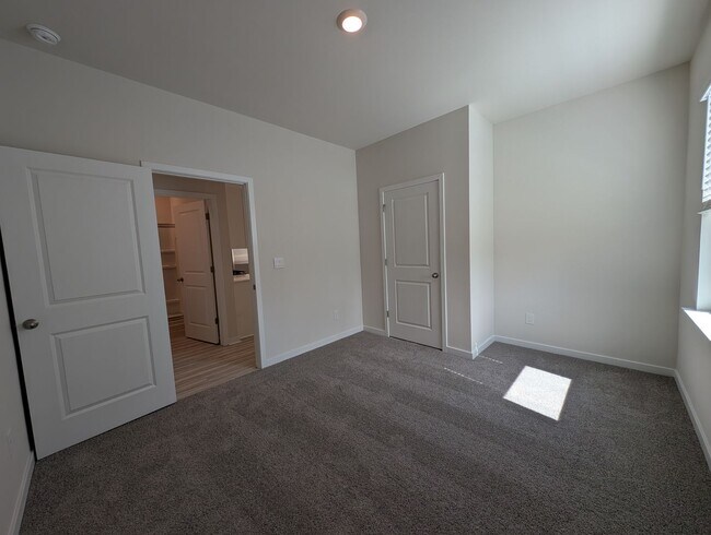 Building Photo - Beautiful New Build Home located in the Cardinal Creek Community!