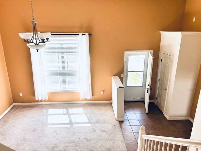 Building Photo - Spacious Townhome, Close to Fort Riley!