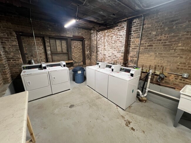 Building Photo - 352 W 74th St