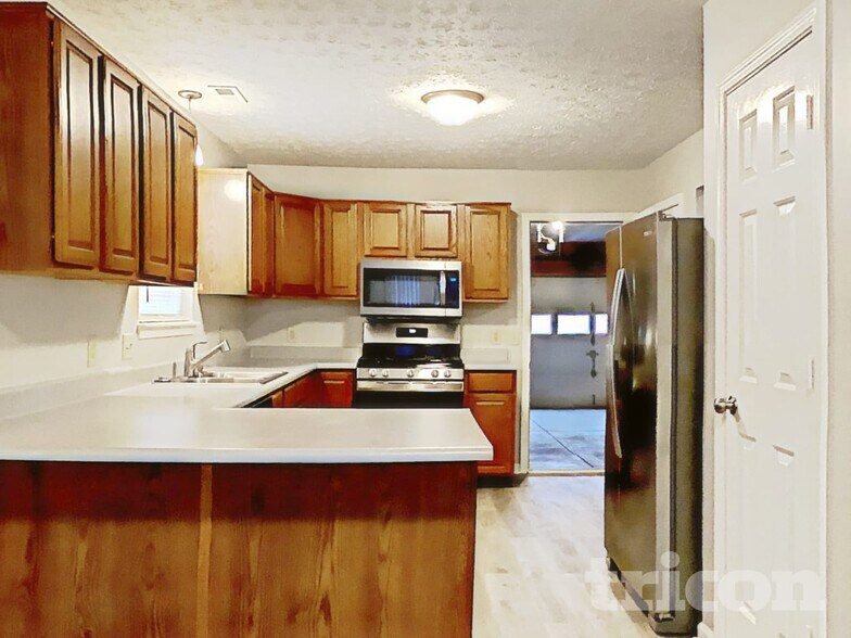 Building Photo - 910 Claiborne Ln
