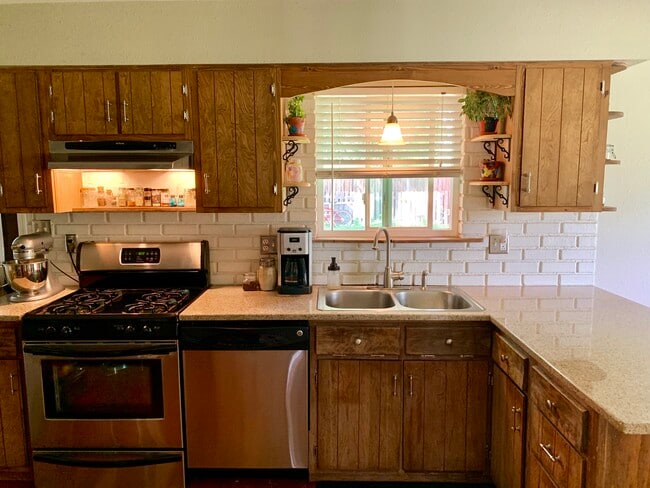Building Photo - 601 Gutcher Dr