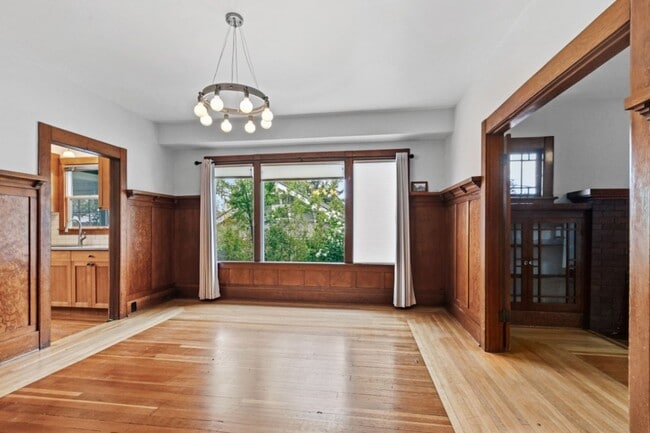 Building Photo - 4Bd/2Ba Seattle Home