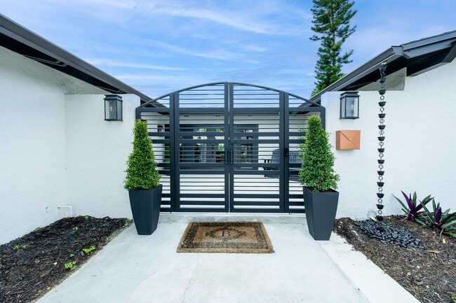 Building Photo - Fully Renovated 4 Bed/ 2.5 Bath Home in Wi...