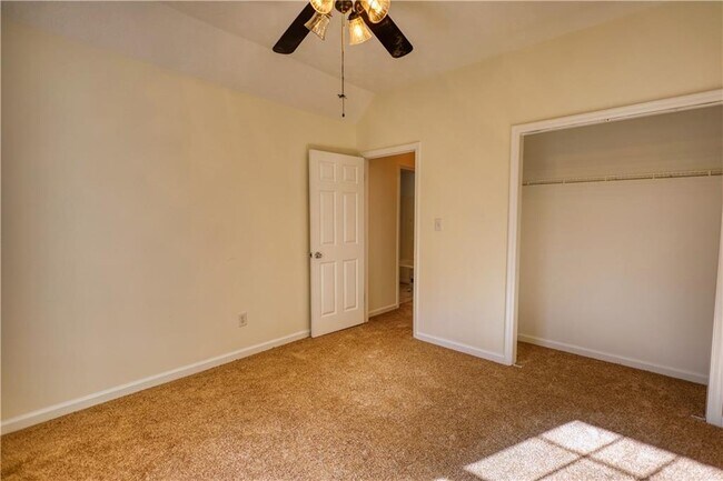 Building Photo - 2475 Nugget Dr SW