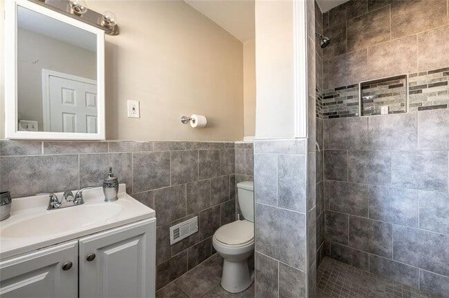 Building Photo - 2551 Headland Dr