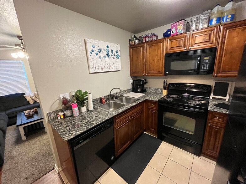 Building Photo - 702 Claremont Pky