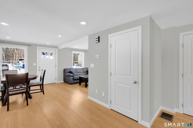 Building Photo - 10 Elm Ave