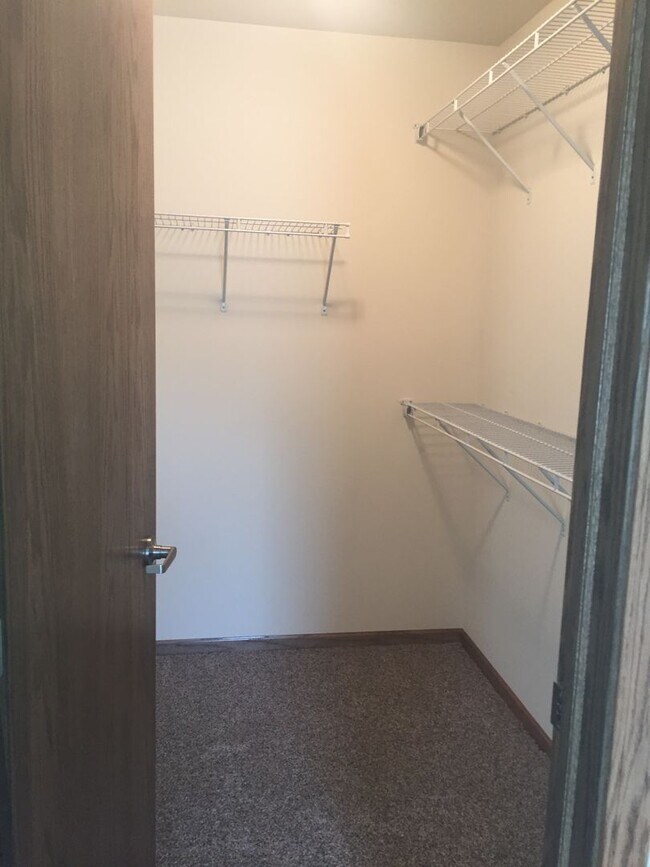 Building Photo - 932 Eaglewood Ave