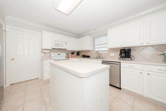 Building Photo - 6210 Fawnlake Dr