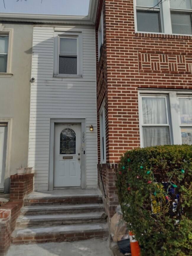 Building Photo - 6805 Narrows Ave