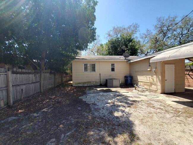 Building Photo - Two Bedroom House with carport