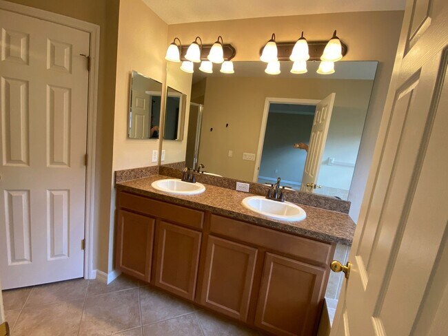 Building Photo - 208 Canterbury Bell Dr