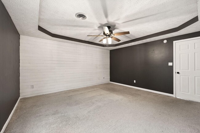 Building Photo - 180 Lilly Ln