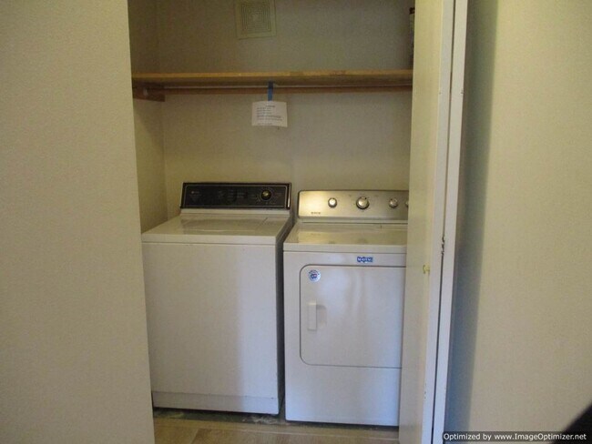 Building Photo - 2 Bedroom, 1.5 Bathroom Townhouse in Port ...