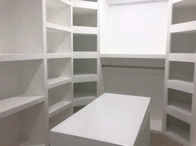 Building Photo - 502 Geranium St