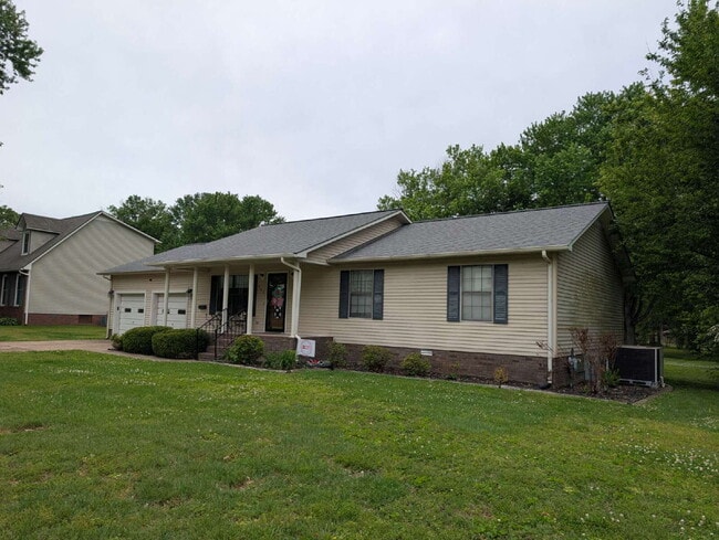 Building Photo - "Charming 3-Bedroom Retreat with 2 Full Baths in Tranquil Martin, TN"