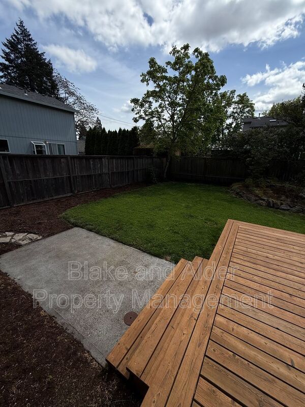 Building Photo - 5916 SE Knapp St