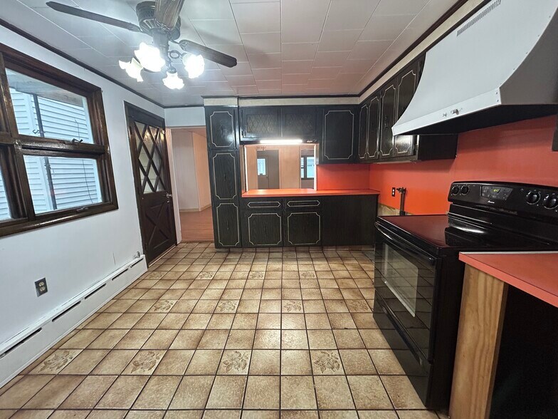 Kitchen p2 - 913 Price St