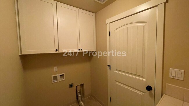 Building Photo - Stunning 4 BD | 2.5 BA Craftsman - Milwaukie
