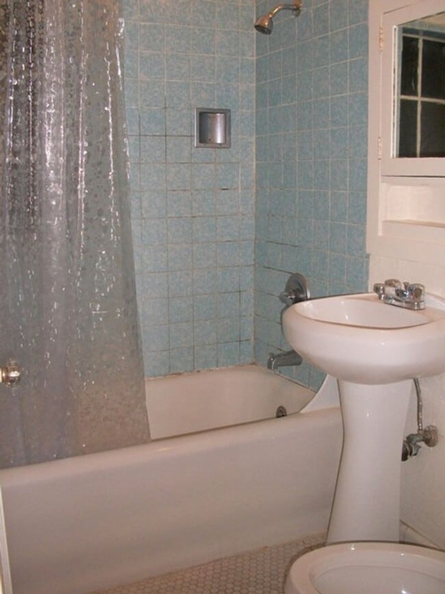 Building Photo - A Bright Sunny 1 bedroom, with Hardwood Floors