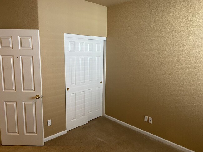 Building Photo - Newer 3 Bed, 2 Bath with HUGE Kitchen and ...