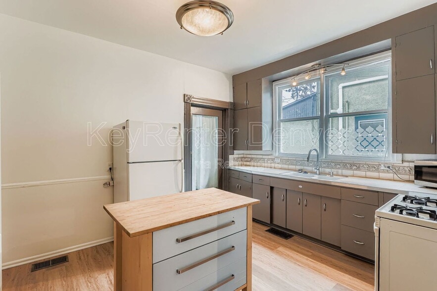 Building Photo - 3340 Wyandot St