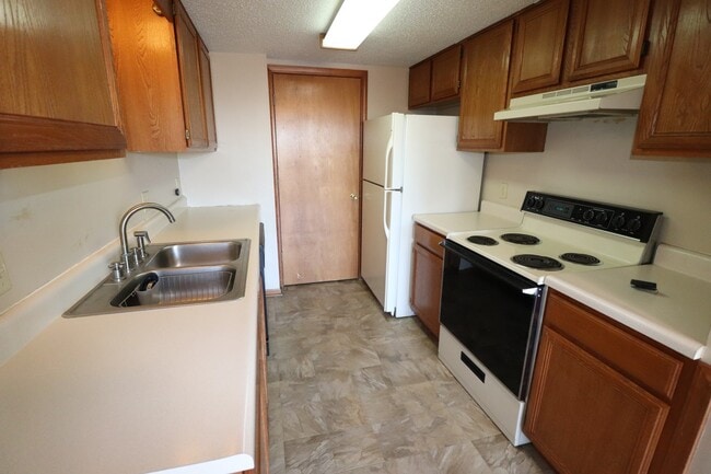 Building Photo - Spacious Townhome