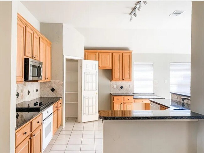 Building Photo - 9229 Daystar Dr