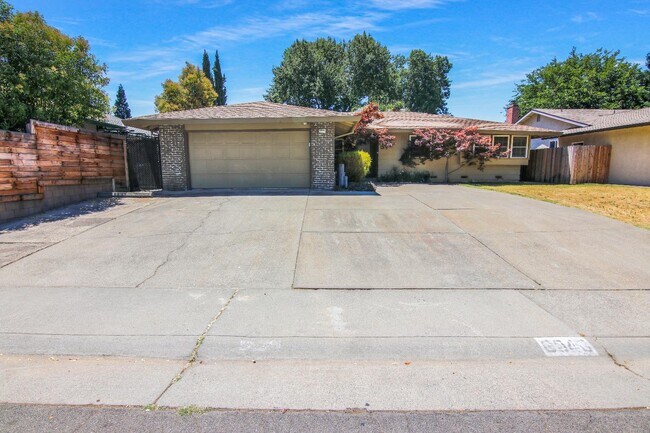 Building Photo - 6946 Pampas Way