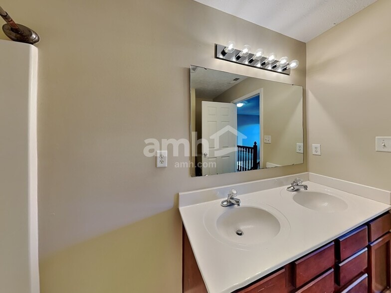 Building Photo - 16938 Cedar Creek Ln