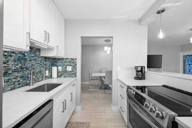 Building Photo - 624 Orton Ave