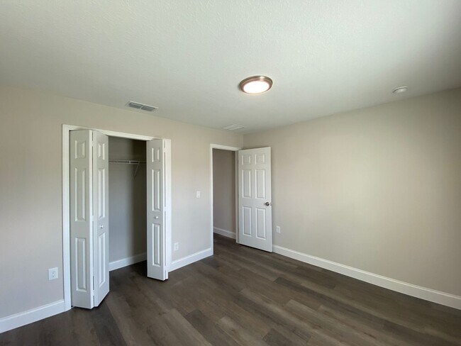 Building Photo - Desirable SW Ocala Neighborhood, 3/2/2 **W...