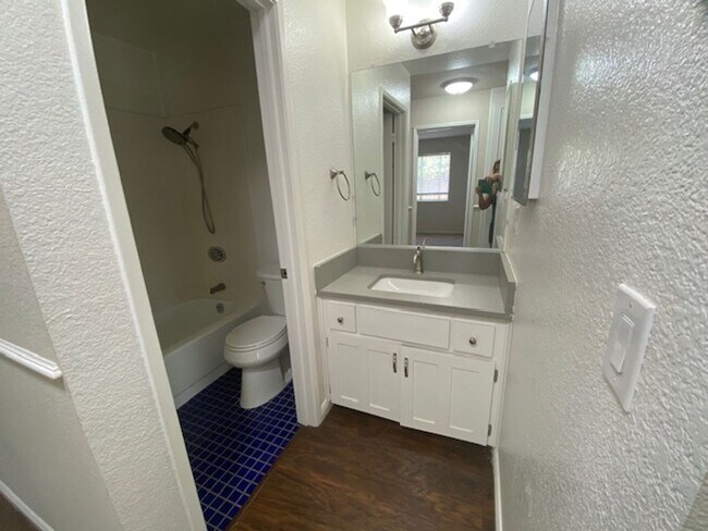 Building Photo - 561 Amanda Ct