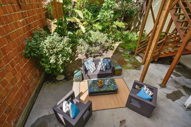 Building Photo - 151 Russ St