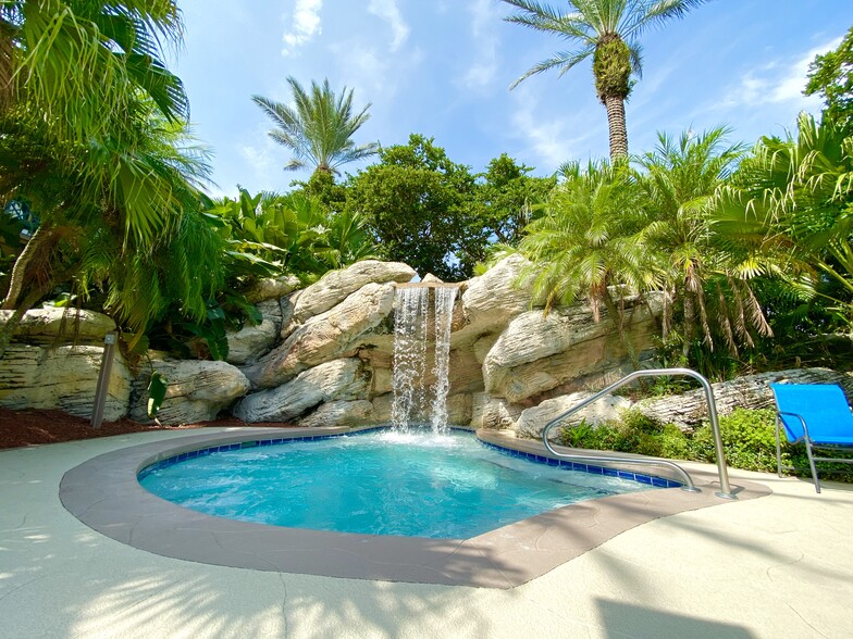 Resort-style Swimming Pool - 7220 Westpointe Blvd