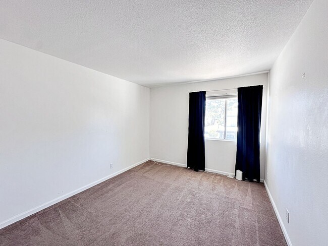 Building Photo - 3 BEDROOM 2.5 BATH TOWNHOME