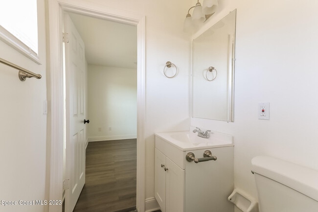 Building Photo - 674 23rd Pl SW