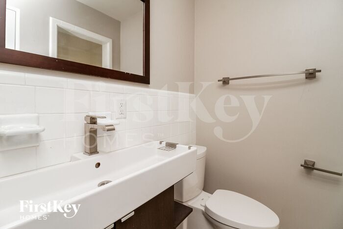Building Photo - 909 Fort Ln Dr