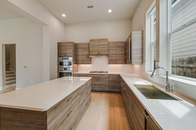 Building Photo - 6133 Florencia Ln