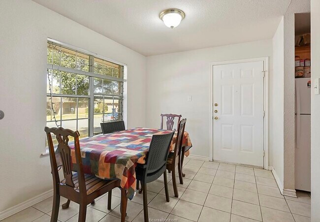 Building Photo - 914 Crepe Myrtle St
