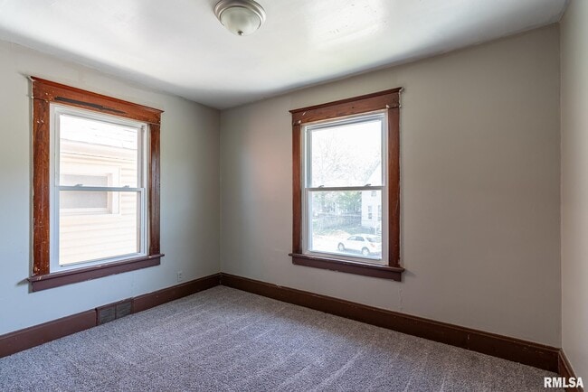 Building Photo - 1527 8th Ave