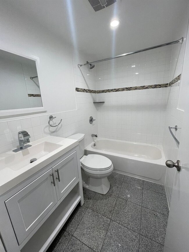 Building Photo - 318 38th St