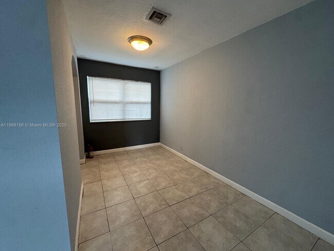 Building Photo - 630 NE 15th Ct