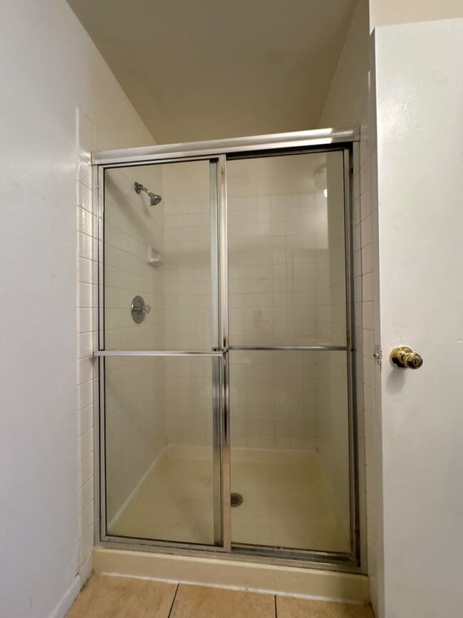 Building Photo - 2 Bed 2.5 Bath Single House near Rainbow/Tropicana