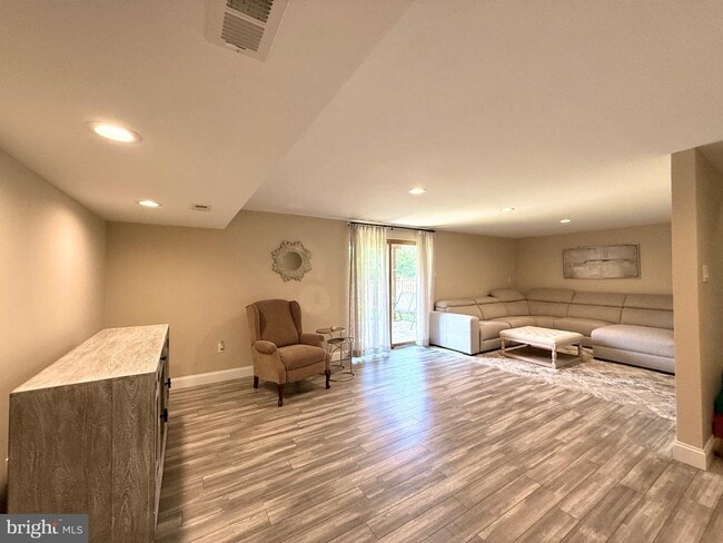 Building Photo - 343 Basswood Cir